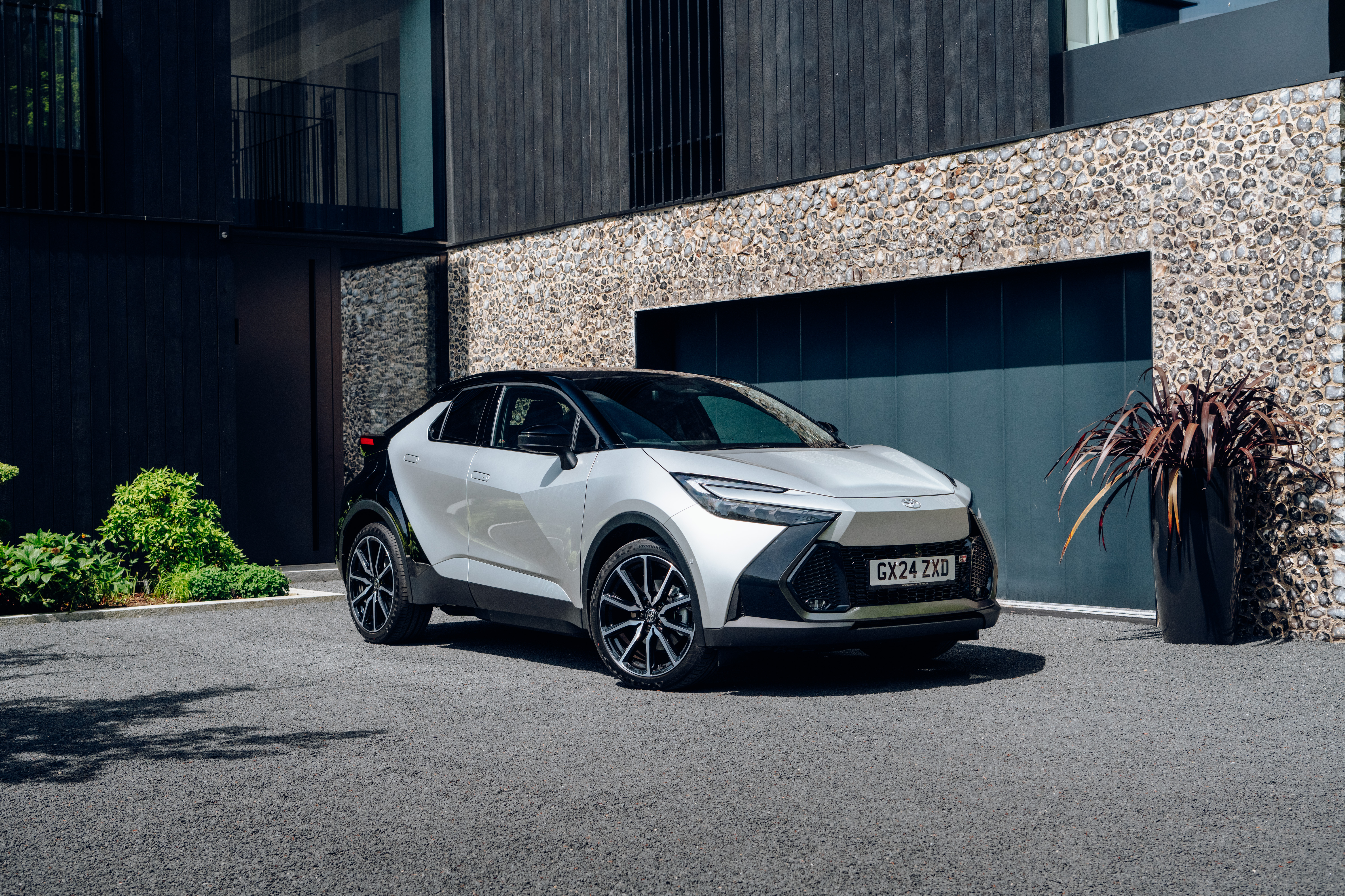 2024_C-HR_Plug-In_015.jpg