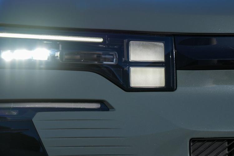 c5_aircross_hatchback_115636.jpg - 1.2 Hybrid 145 Plus 5dr Auto