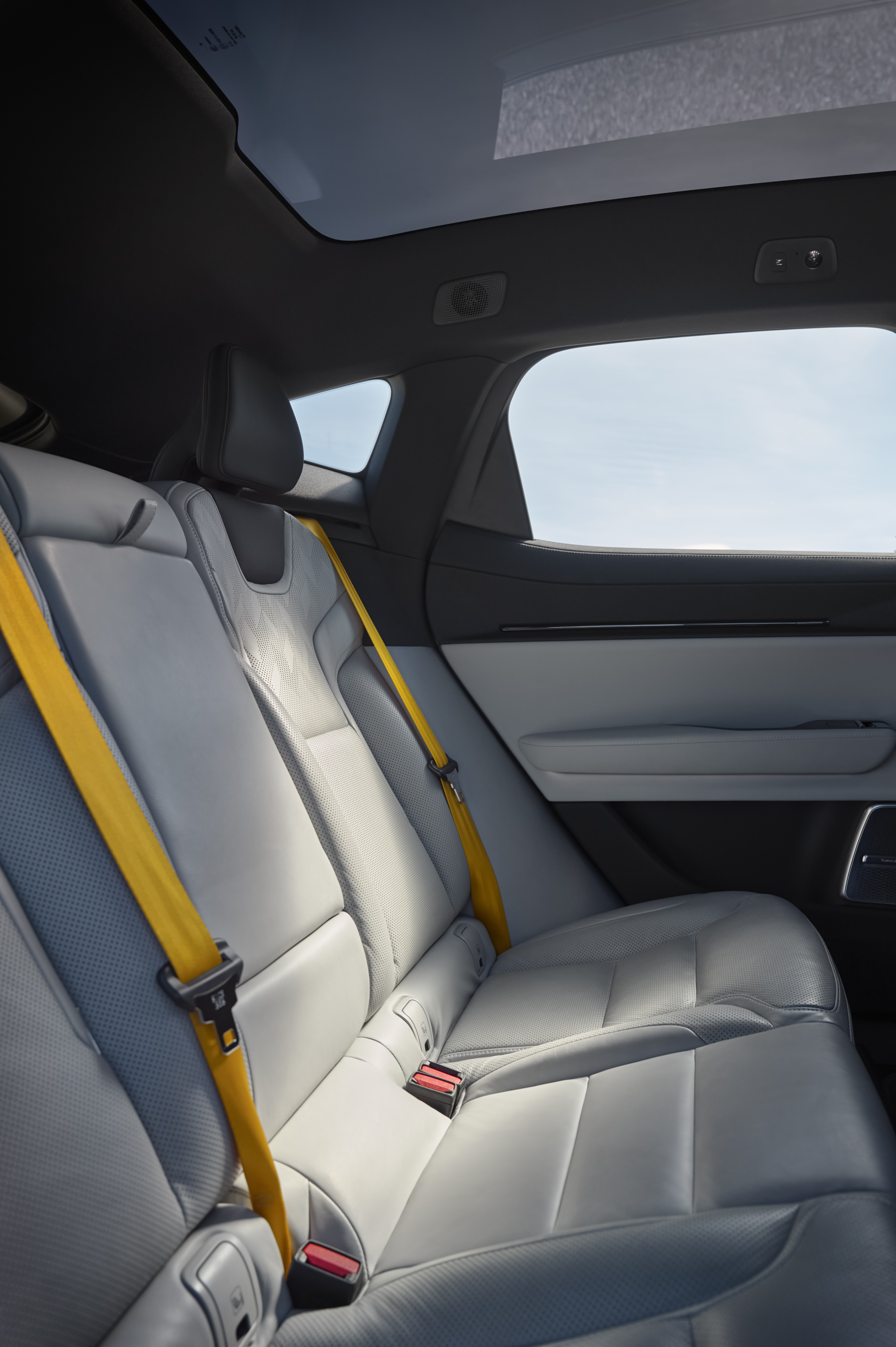 683099_20240430_Polestar_3_in_Snow_with_Zinc_Nappa_interior_and_Performance_pack.jpg
