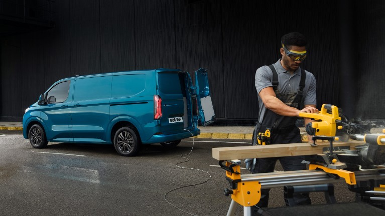 ford-e-transit_custom-eu-16x9-2160x1215-pro-power-on-board-feature.jpg.renditions.small.jpeg