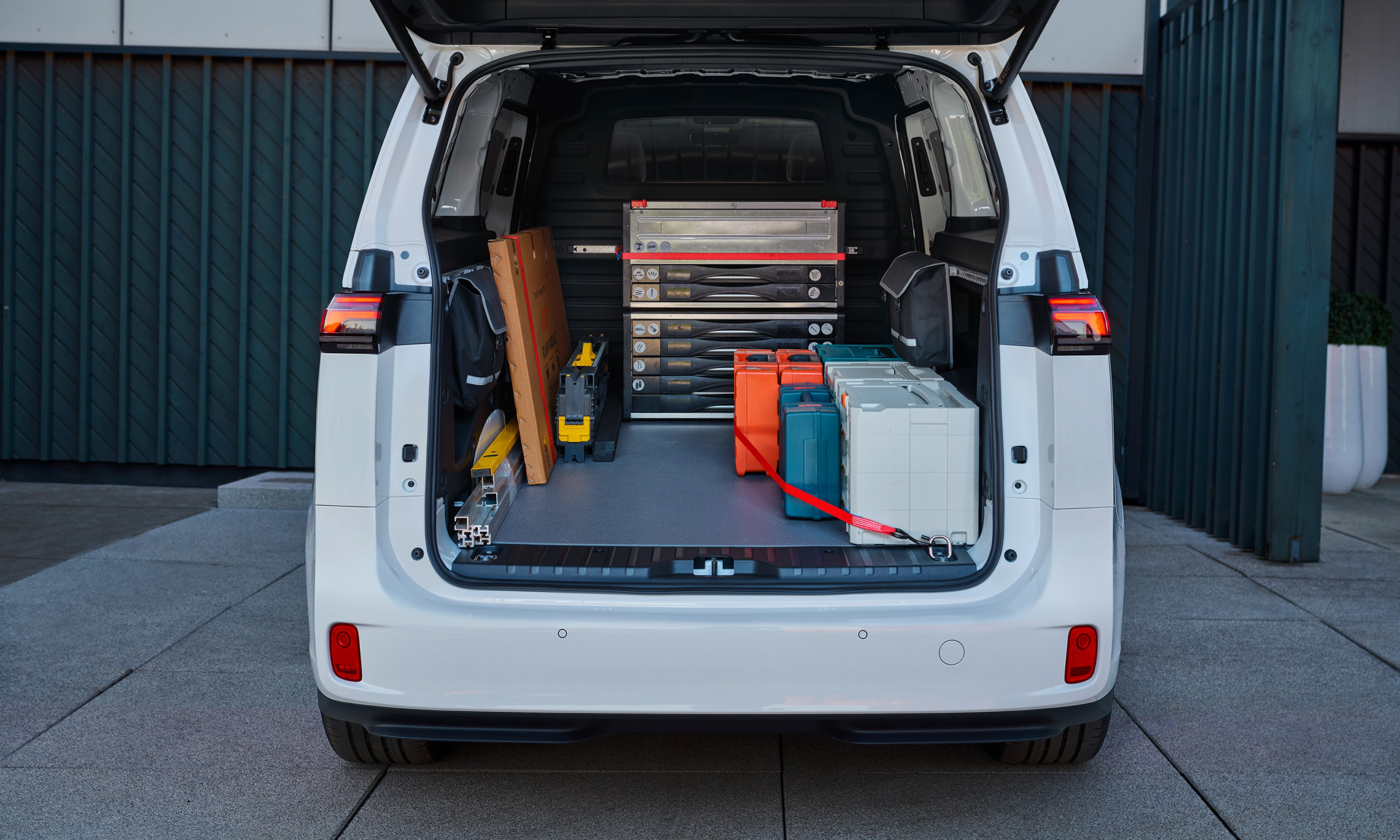 ib000271pic-vw-id-buzz-cargo-backview-loading-space-5x3.png